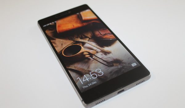 همبستگی بین استفاده از تلفن همراه و رفتارهای خطرناک دیگر هنگام سوار موتور سیکلت 1 huawei p8 1106911 960 720