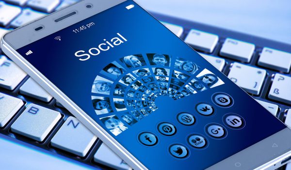 تاثیر تلفن همراه بر جوانان 1 mobile phone 1917737 960 720