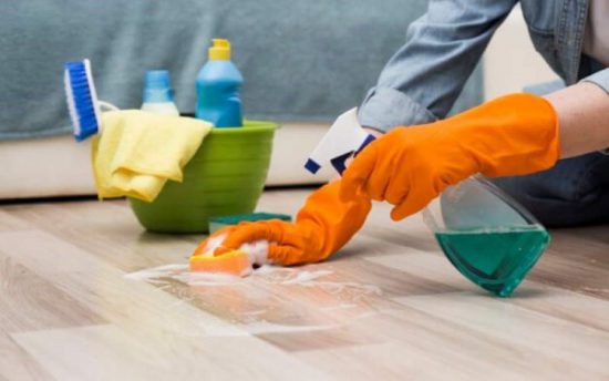 تمیز کردن کف خانه ها