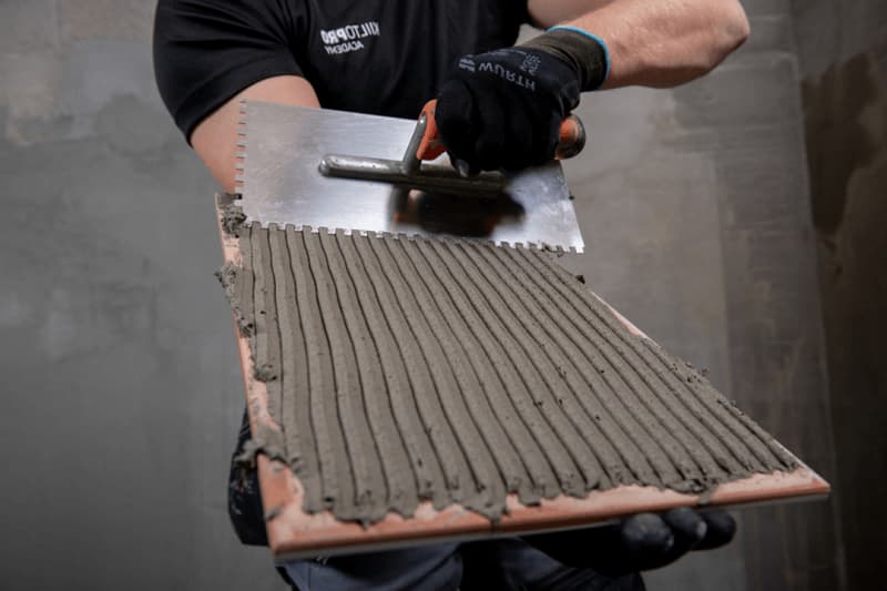 راهنمای خرید بهترین برند های چسب کاشی 4 Application of tile adhesive